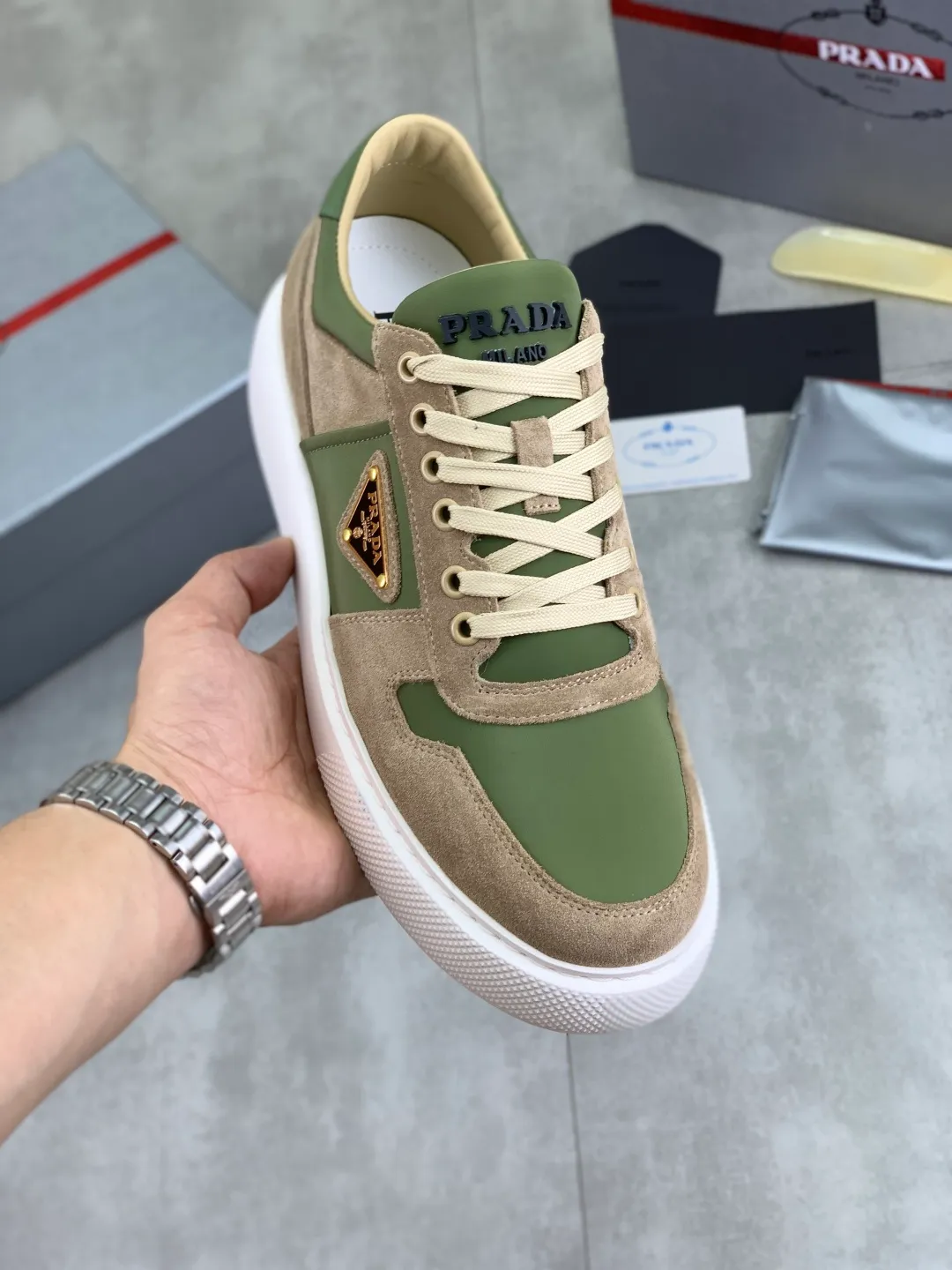 Men's shoes 💰P560💰 [New model] High version official website popular model is on the market, 🆘 Trendy brand (Prada) mainly promotes popular model, avant-garde and versatile fashionable men's shoes private version mold opening, cowhide surface splicing 1:1.. Stylish and simple, original imported cowhide lining cowhide feet; the atmosphere and personality are more fashionable, eye-catching and pursuing class. It will subvert the old idea and be a must-have for fashion trendsetters with you! Must keep it for yourself! Tall and comfortable, large and low, high-end quality workmanship. Code number: 38-44 5⃣️colors available.